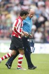 Eindhoven, 23 September 2007 Seizoen 2007/2008 Kompetitewedstrijd PSV-Feyenoord, eindstand 4-0
Kenneth Perez ( maker van 1-0 en 3-0 ) met PSV-verzorger Mart v d Heuvel