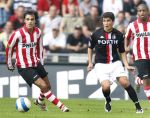 Eindhoven, 23 September 2007 Seizoen 2007/2008 Kompetitewedstrijd PSV-Feyenoord, eindstand 4-0
Kenneth Perez ( maker van 1-0 en 3-0 ) met naast hem Nuri Sahin