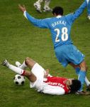 Amsterdam, 30 Januari 2008 Kompetitiewedstrijd AJAX-PSV, eindstand 0-2
Seizoen 2007/2008
Kenneth Perez in duel met oud ploeggenoot Otman Bakkal