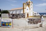 Praia da luz 3 mei 2008
Vandaag was het precies 1 jaar geleden dat Madeleine Mc Cann verdwenen is.  Ze sliepen toen in hotel ocean Club. Op deze dag was er een herdenkingsdiens in de kerk van het dorp. Familie, Michael Wright Sandy Cameron   waren aanwezig. Er waren veel cameraploegen en fotograven aanwezig.
Peter Smulders bv