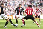 Eindhoven, 23 September 2007 Seizoen 2007/2008 Kompetitewedstrijd PSV-Feyenoord, eindstand 4-0
Kevin Hofland in duel met Kenneth Perez