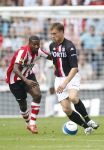 Eindhoven, 23 September 2007 Seizoen 2007/2008 Kompetitewedstrijd PSV-Feyenoord, eindstand 4-0
Kevin Hofland in duel met Edison Mendez