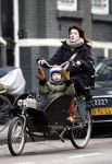 Amsterdam 24 januari 2009
Kim v Kooten met zoon in bakfiets.
Peter Smulders bv