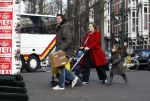 Amsterdam 12 april 2008
Schrijver Kluun met zijn kinderen en vrouw achter de kinderwagen met daarin hun 1 week oude baby.