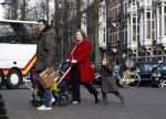 Amsterdam 12 april 2008
Schrijver Kluun met zijn kinderen en vrouw achter de kinderwagen met daarin hun 1 week oude baby.