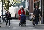 Amsterdam 12 april 2008
Schrijver Kluun met zijn kinderen en vrouw achter de kinderwagen met daarin hun 1 week oude baby.
