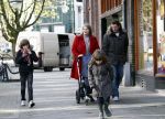 Amsterdam 12 april 2008
Schrijver Kluun met zijn kinderen en vrouw achter de kinderwagen met daarin hun 1 week oude baby.