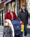 Amsterdam 12 april 2008
Schrijver Kluun met zijn kinderen en vrouw achter de kinderwagen met daarin hun 1 week oude baby.