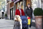 Amsterdam 12 april 2008
Schrijver Kluun met zijn kinderen en vrouw achter de kinderwagen met daarin hun 1 week oude baby.
