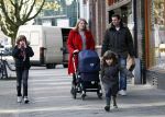 Amsterdam 12 april 2008
Schrijver Kluun met zijn kinderen en vrouw achter de kinderwagen met daarin hun 1 week oude baby.