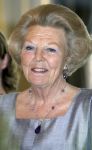 Den Haag 12 mei 2009
Prinses Maxima reikt de appeltjes van oranje uit op paleis Noordeinde.
Koningin Beatrix en Prins Willem Alexander zijn daarbij aanwezig.
Peter Smulders bv