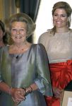 Den Haag 12 mei 2009
Prinses Maxima reikt de appeltjes van oranje uit op paleis Noordeinde.
Koningin Beatrix en Prins Willem Alexander zijn daarbij aanwezig.
Peter Smulders bv