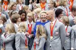 Den Haag 27 augustus 2008
De Olympische medaille winnaars van Peking op het bordes bij Koningin Beatrix. Aanwezig oa Anky v Grunsven Maarten v d Weijden Inge Dekker Marianne Vos Naomi v As Fatima de Moreiro Melo, anky v Grunsven Deborah Gravenstijn...
Peter Smulders bv