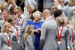 Den Haag 27 augustus 2008
De Olympische medaille winnaars van Peking op het bordes bij Koningin Beatrix. Aanwezig oa Anky v Grunsven Maarten v d Weijden Inge Dekker Marianne Vos Naomi v As Fatima de Moreiro Melo, anky v Grunsven Deborah Gravenstijn...
Peter Smulders bv