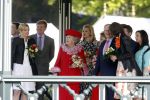 Apeldoorn 30 april 2009
Koninginnedag 2009 in apeldoorn met Koningin Beatrix Pieter v Vollenhoven Prinses Margriet Maxima Prins Willem Alexander Prins Constantijn Prinses Laurentien Prinses Mabel Prins Friso Prins Maurits Prinses Marilene Prins Pieter Christiaan Prinses Anita Prins Floris een zwangere Prinses Aimee en Prinses Annette. s middags probeerde een dwaas een aanslag te plegen op de koninklijke familie waarbij meerdere doden vielen.
Peter Smulders bv