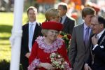 Apeldoorn 30 april 2009
Koninginnedag 2009 in apeldoorn met Koningin Beatrix Pieter v Vollenhoven Prinses Margriet Maxima Prins Willem Alexander Prins Constantijn Prinses Laurentien Prinses Mabel Prins Friso Prins Maurits Prinses Marilene Prins Pieter Christiaan Prinses Anita Prins Floris een zwangere Prinses Aimee en Prinses Annette. s middags probeerde een dwaas een aanslag te plegen op de koninklijke familie waarbij meerdere doden vielen.
Peter Smulders bv