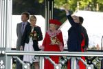 Apeldoorn 30 april 2009
Koninginnedag 2009 in apeldoorn met Koningin Beatrix Pieter v Vollenhoven Prinses Margriet Maxima Prins Willem Alexander Prins Constantijn Prinses Laurentien Prinses Mabel Prins Friso Prins Maurits Prinses Marilene Prins Pieter Christiaan Prinses Anita Prins Floris een zwangere Prinses Aimee en Prinses Annette. s middags probeerde een dwaas een aanslag te plegen op de koninklijke familie waarbij meerdere doden vielen.
Peter Smulders bv