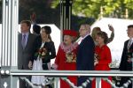 Apeldoorn 30 april 2009
Koninginnedag 2009 in apeldoorn met Koningin Beatrix Pieter v Vollenhoven Prinses Margriet Maxima Prins Willem Alexander Prins Constantijn Prinses Laurentien Prinses Mabel Prins Friso Prins Maurits Prinses Marilene Prins Pieter Christiaan Prinses Anita Prins Floris een zwangere Prinses Aimee en Prinses Annette. s middags probeerde een dwaas een aanslag te plegen op de koninklijke familie waarbij meerdere doden vielen.
Peter Smulders bv