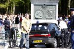 Apeldoorn 30 april 2009
Koninginnedag in Apeldoorn. Een man pleegt een aanslag met zijn auto waarbij meerdere mensen gedood worden. De koninklijke familie was het doelwit maar bleef ongedeerd bij ongeluk.
Peter Smulders bv