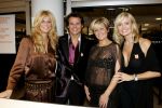 Amsterdam 8 december 2005
VIP avond miljonairs fair in Rai.
Leco v Zadelhoff Estelle Gullit Natasja Froger en Caroline Tensen achter garderobe voor orange babies