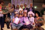 Naarden Vesting 1-11-1999
Uitreiking boek van Leco v Zadelhoff in het Arsenaal in Naarden Vesting
Leoc tussen Leontine Ruiters, Danielle Overgaag, Caroline Tensen,Georgina Verbaan, Paulien huinga en Marisca Hulscher