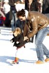 Amsterdam 17 februari 2008
Leco v Zadelhoff met vriend Rob en  het dochtertje Robbie van zijn schoonzus en haar vriendin. Ze waren op de schaatsbaan op het museumplein . Ook het hondje was erbij.
Peter Smulders bv