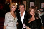 Amsterdam 18 oktober 2004
Uitreiking Beau Monde awards in Tuschinski.
Estelle Gullit Leco v Zadelhoff en Leontine Borsato