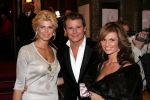 Amsterdam 18 oktober 2004
Uitreiking Beau Monde awards in Tuschinski.
Estelle Gullit Leco v Zadelhoff en Leontine Borsato