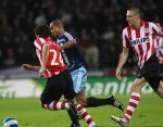 Eindhoven, 19 Maart 2008 Kompetitiewedstrijd PSV-AJAX, eindstand 0-0 
Seizoen 2007/2008
Leonardo in duel met Dik Marcellis en Timmy Simons
