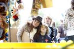 Blaricum 20 augustus 2008
Leontine Borsato met hoed en kinderen Luca Borsato en Senna Borsato op de kermis in Blaricum.
Schiettent