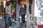 Bussum 1 april 2008
Linda de Mol en Jeroen Rietbergen met Noa en Julian bij de videotheek en daarna op de fiets en de vespa scooter.
Peter Smulders bv