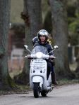 Bussum 1 april 2008
Linda de Mol en Jeroen Rietbergen met Noa en Julian bij de videotheek en daarna op de fiets en de vespa scooter.
Peter Smulders bv