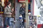 Bussum 1 april 2008
Linda de Mol en Jeroen Rietbergen met Noa en Julian bij de videotheek en daarna op de fiets en de vespa scooter.
Peter Smulders bv
