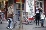 Bussum 1 april 2008
Linda de Mol en Jeroen Rietbergen met Noa en Julian bij de videotheek en daarna op de fiets en de vespa scooter.
Peter Smulders bv