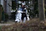 Bussum 1 april 2008
Linda de Mol en Jeroen Rietbergen met Noa en Julian bij de videotheek en daarna op de fiets en de vespa scooter.
Peter Smulders bv