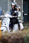 Bussum 1 april 2008
Linda de Mol en Jeroen Rietbergen met Noa en Julian bij de videotheek en daarna op de fiets en de vespa scooter.
Peter Smulders bv
