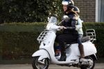 Bussum 1 april 2008
Linda de Mol en Jeroen Rietbergen met Noa en Julian bij de videotheek en daarna op de fiets en de vespa scooter.
Peter Smulders bv