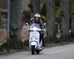 Bussum 1 april 2008
Linda de Mol en Jeroen Rietbergen met Noa en Julian bij de videotheek en daarna op de fiets en de vespa scooter.
Peter Smulders bv