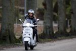 Bussum 1 april 2008
Linda de Mol en Jeroen Rietbergen met Noa en Julian bij de videotheek en daarna op de fiets en de vespa scooter.
Peter Smulders bv