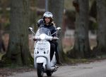 Bussum 1 april 2008
Linda de Mol en Jeroen Rietbergen met Noa en Julian bij de videotheek en daarna op de fiets en de vespa scooter.
Peter Smulders bv