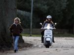 Bussum 1 april 2008
Linda de Mol en Jeroen Rietbergen met Noa en Julian bij de videotheek en daarna op de fiets en de vespa scooter.
Peter Smulders bv