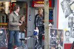 Bussum 1 april 2008
Linda de Mol en Jeroen Rietbergen met Noa en Julian bij de videotheek en daarna op de fiets en de vespa scooter.
Peter Smulders bv