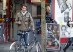 Bussum 1 april 2008
Linda de Mol en Jeroen Rietbergen met Noa en Julian bij de videotheek en daarna op de fiets en de vespa scooter.
Peter Smulders bv