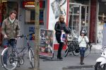 Bussum 1 april 2008
Linda de Mol en Jeroen Rietbergen met Noa en Julian bij de videotheek en daarna op de fiets en de vespa scooter.
Peter Smulders bv