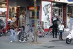 Bussum 1 april 2008
Linda de Mol en Jeroen Rietbergen met Noa en Julian bij de videotheek en daarna op de fiets en de vespa scooter.
Peter Smulders bv