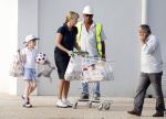 Vale do lobo 5 mei 2008
Linda de Mol en haar dochter Noa boodschappen aan het doen.
Peter Smulders bv