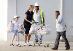 Vale do lobo 5 mei 2008
Linda de Mol en haar dochter Noa boodschappen aan het doen.
Peter Smulders bv