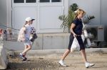 Vale do lobo 5 mei 2008
Linda de Mol en haar dochter Noa boodschappen aan het doen.
Peter Smulders bv