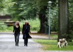 Huizen en Bussum 8 september 2007
Linda de Mol laat met vriendin de hond uit en gaat daarna winkelen.