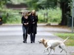 Huizen en Bussum 8 september 2007
Linda de Mol laat met vriendin de hond uit en gaat daarna winkelen.